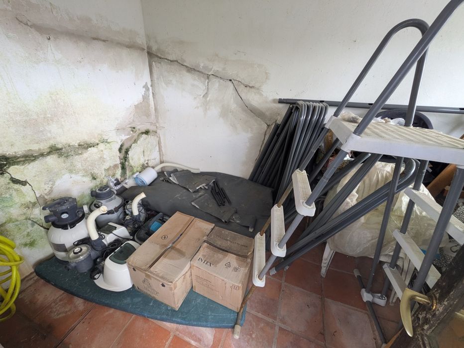 Piscina Intex XTR (1 ano de uso) + escada fácil acesso + 2 motores (madeira não incluída)