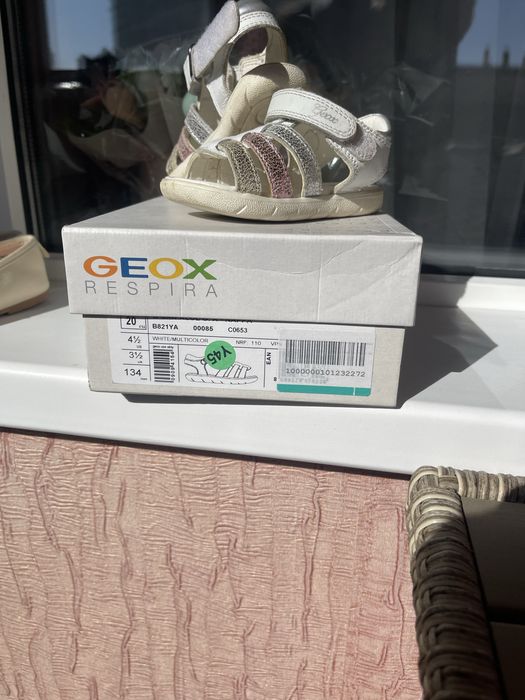 Босоніжки GEOX на дівчинку розмір 19-20 бу