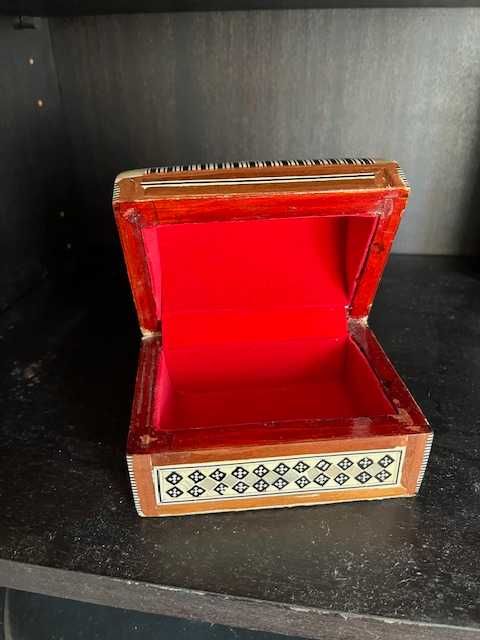 Caixa artesanal em madeira