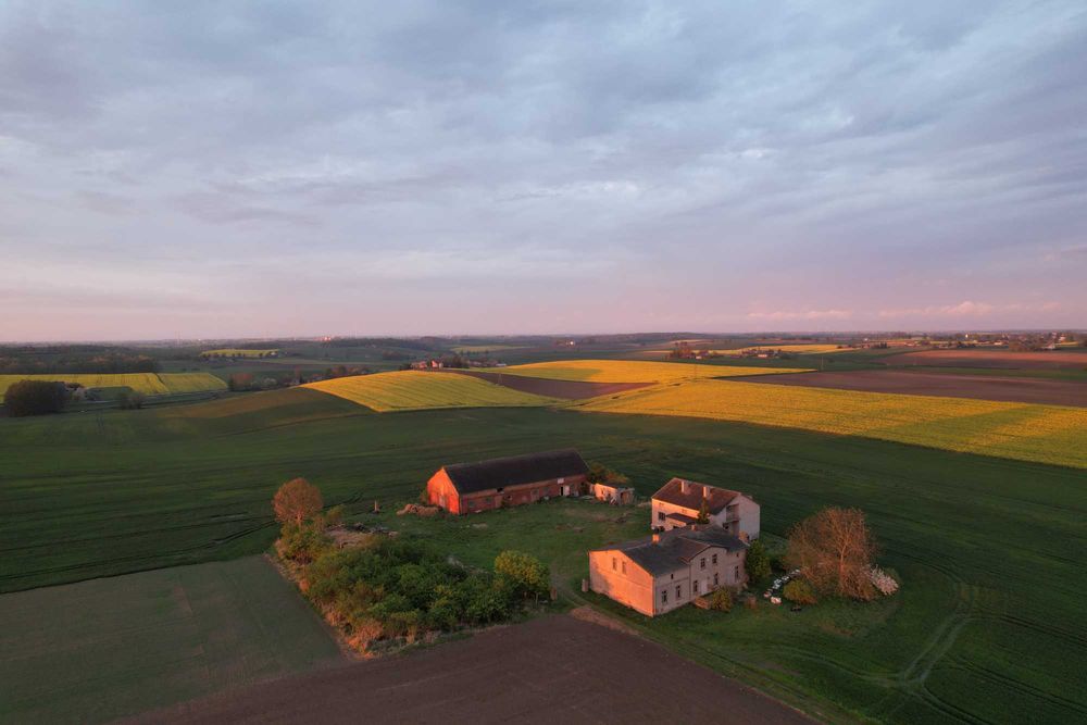 Sprzedam działkę 0,70 ha z budynkami