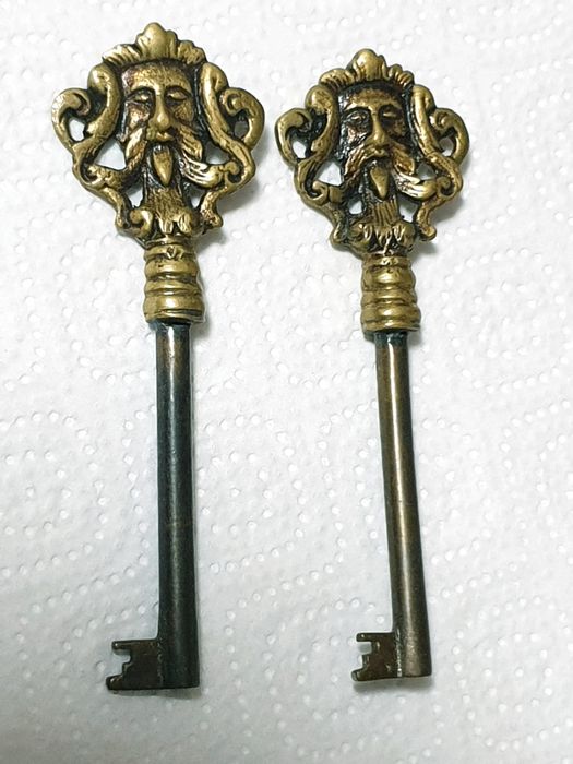 Raras antigas chaves em bronze com Mascarões