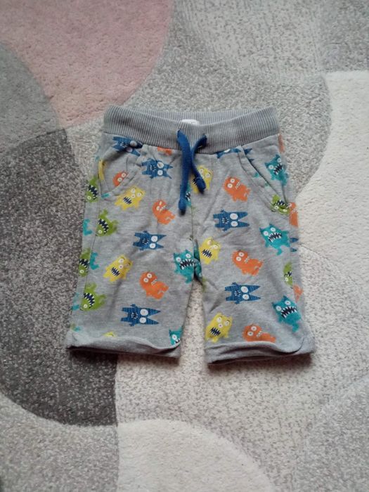 Szare krótkie spodenki dresowe w kolorowe stworki r. 110-116, 4-5 lat