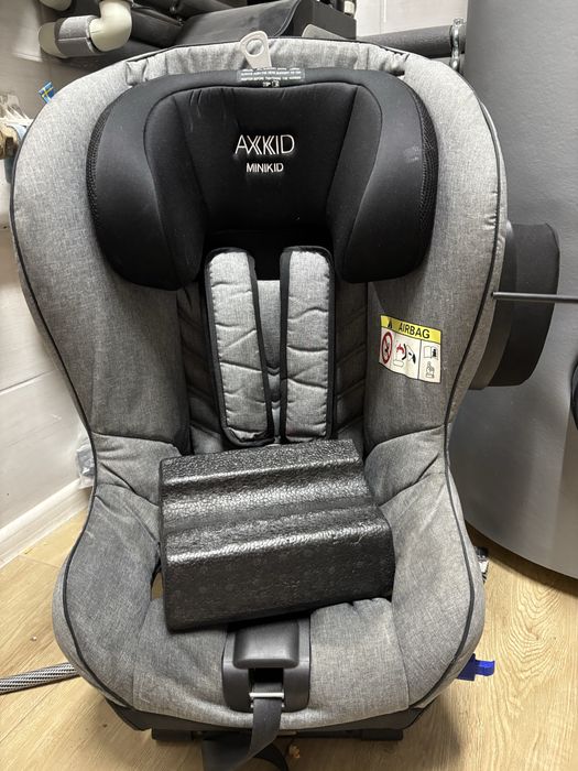 Fotelik samochodowy tyłem AXID minikie 2.0 + akcesroia