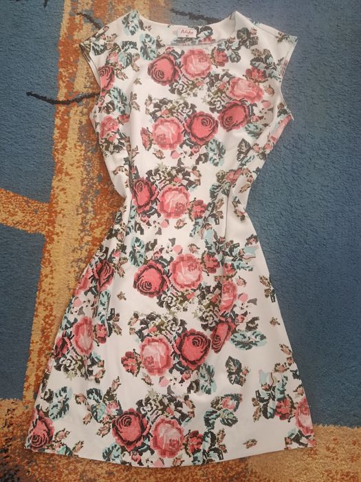 Elegancka sukienka biała w kwiaty XL