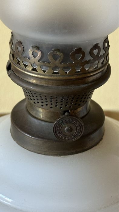 Magnífico Candeeiro a Petróleo Antigo em Vidro Opalino e Bronze – C.A. Kleemann (c. 1900)