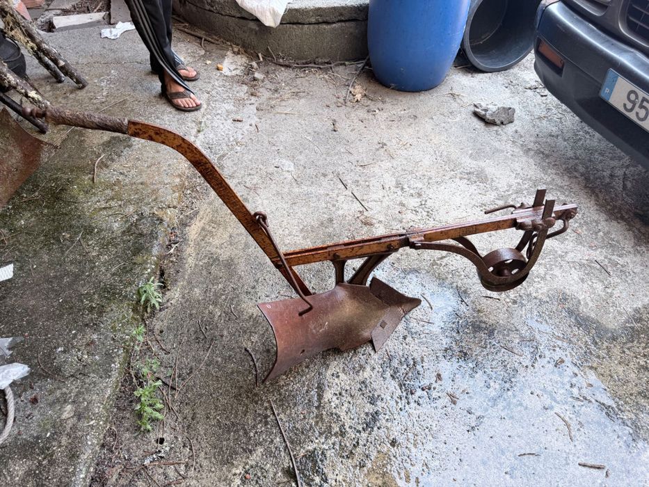 Arado Antigo de Tração Animal em Ferro – Peça Original