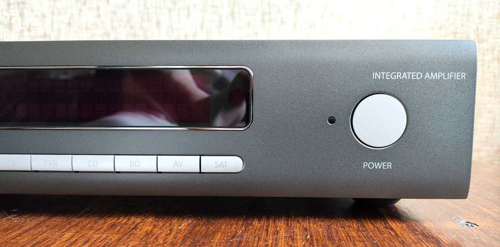 Arcam SA10 усилитель со встроенным ЦАП и фонокорректором производства Англии.
