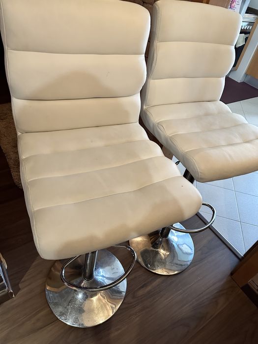 Mesa alta e 2 bancos de cor branca em bom estado! Não faço entregas