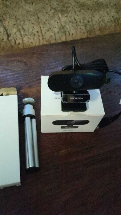 Hikvision DS-E12 1080P USB з штативом