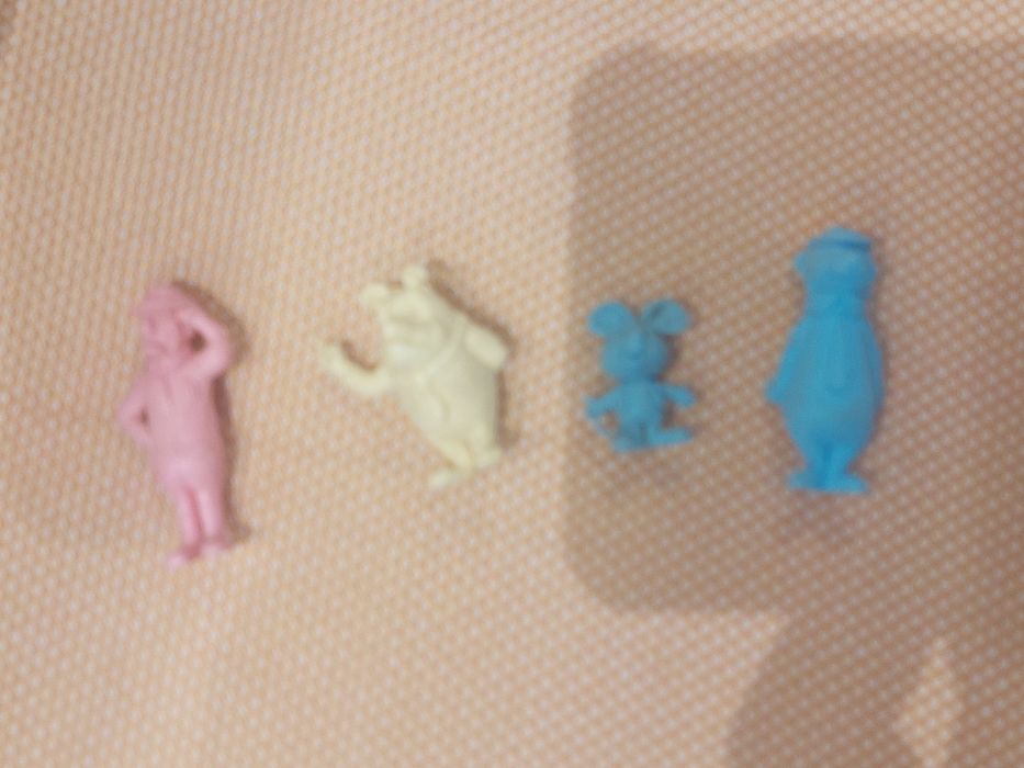 Brindes bonecos monocromaticos