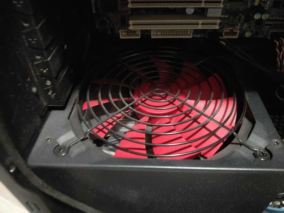 Komputer stacjonarny z monitorem lub bez