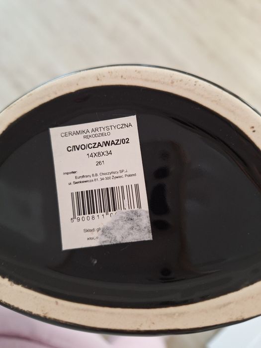 Czarne ceramiczne wazony