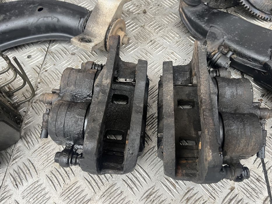 Передний суппорт Субару форестер 04год subaru forester