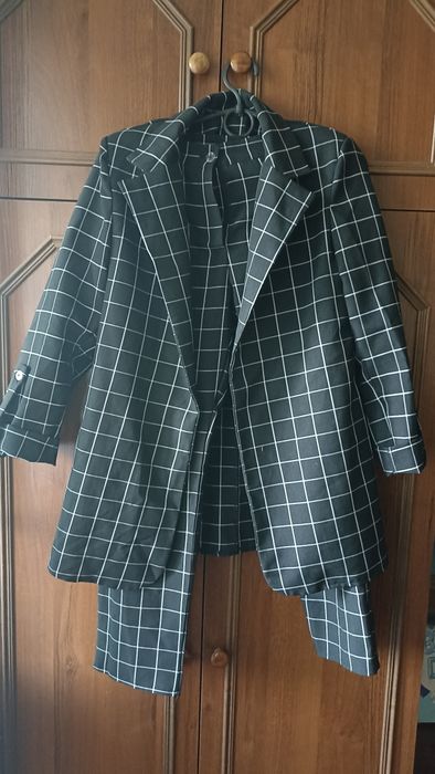 Продам брючний костюм та комбінезон