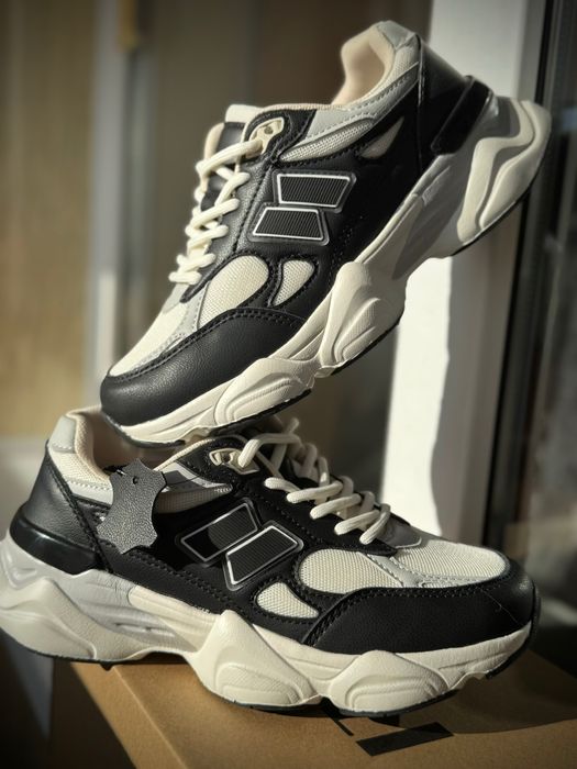 Жіночі кросівки весна