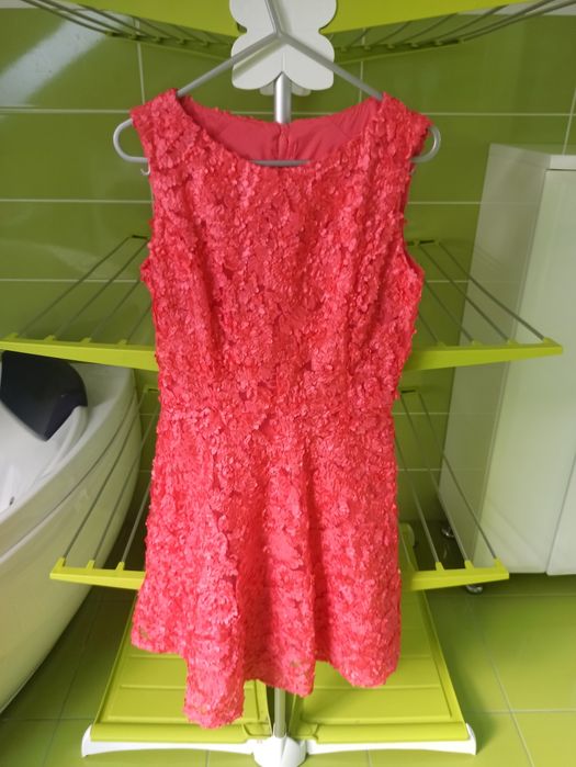 Śliczna malinowa sukienka dla dziewczynki