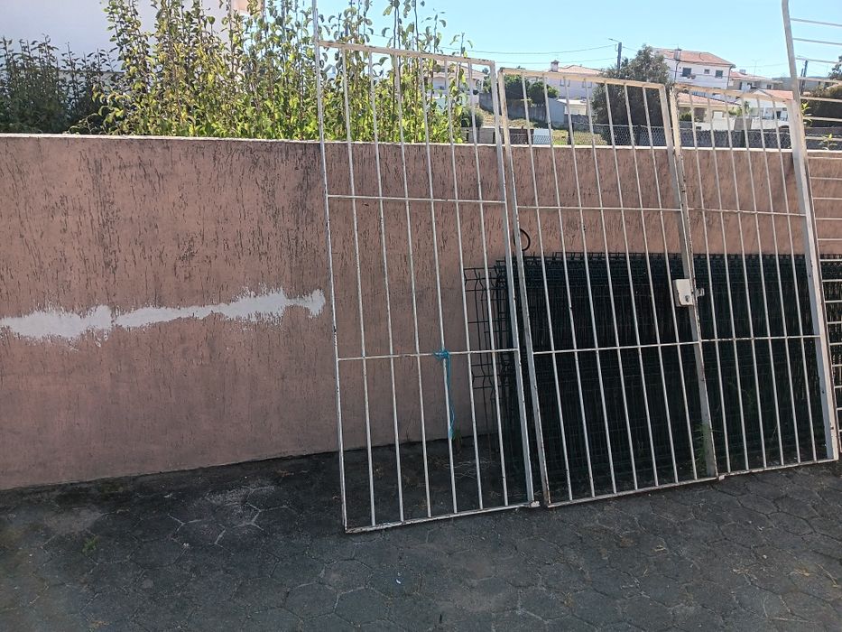 Vendo grades com porta 4,5 m largura e 2,10 m altura em muito bom estada