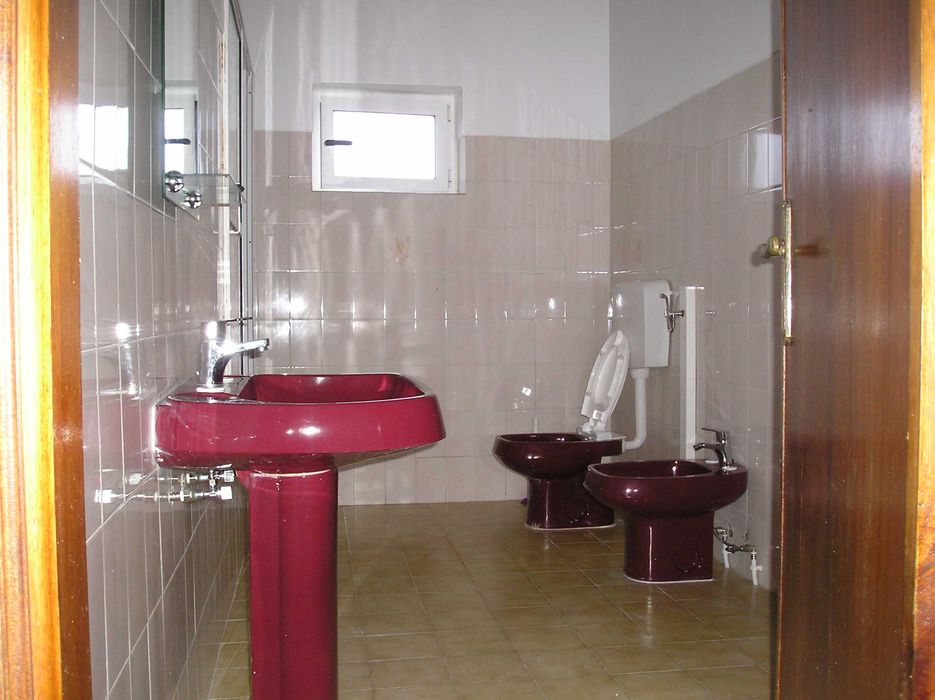 Aluga-se T3 no primeiro andar de uma vivenda rústica.