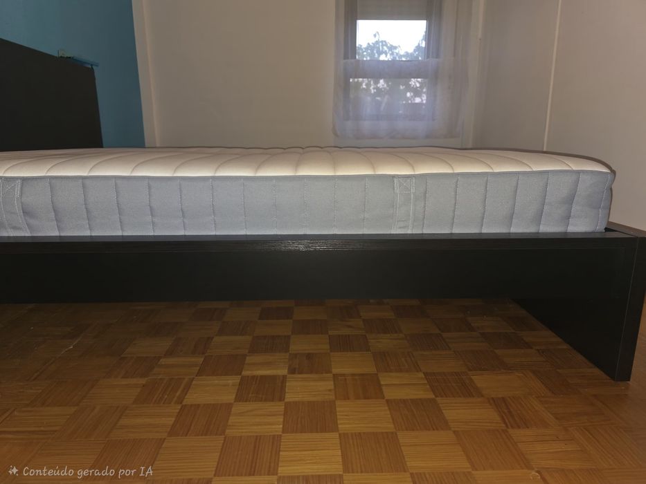 Cama praticamente nova  1 mesa de cabeceira