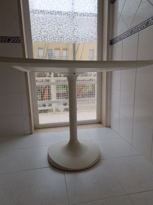 Mesa quadrada com pé de ferro