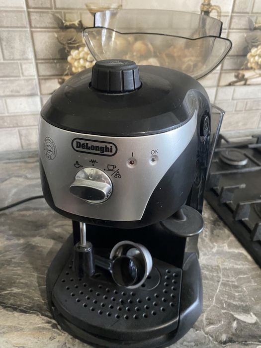 Delonghi кавоварка (один раз включена)чорного кольору