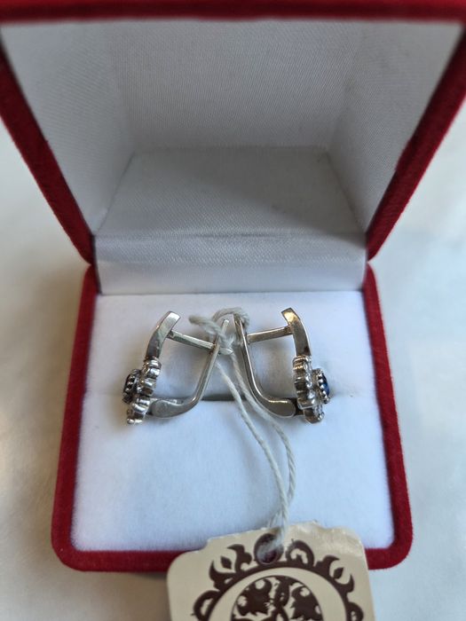 Срібні сережки с золотими пластинами.