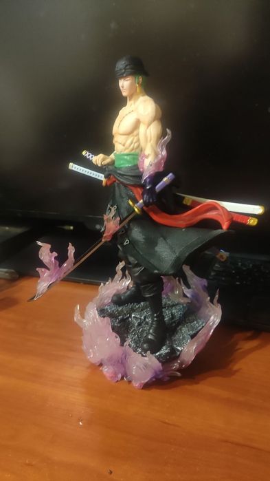 Колекційна фігурка Roronoa Zoro One Piece — велика і важка,