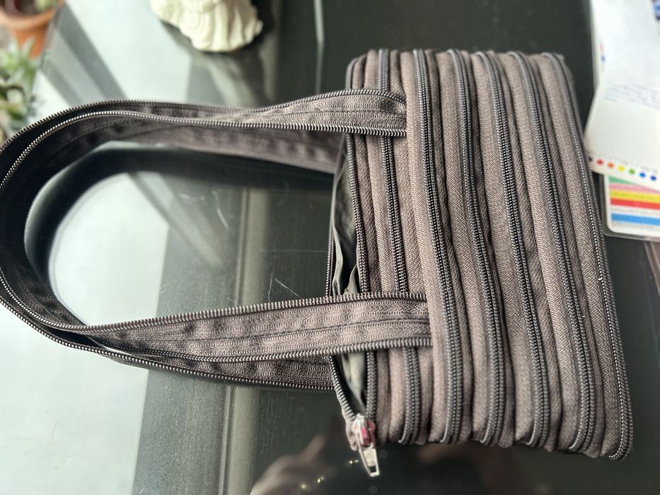 Esta pochet, é interessante por ser toda feita  com ziper