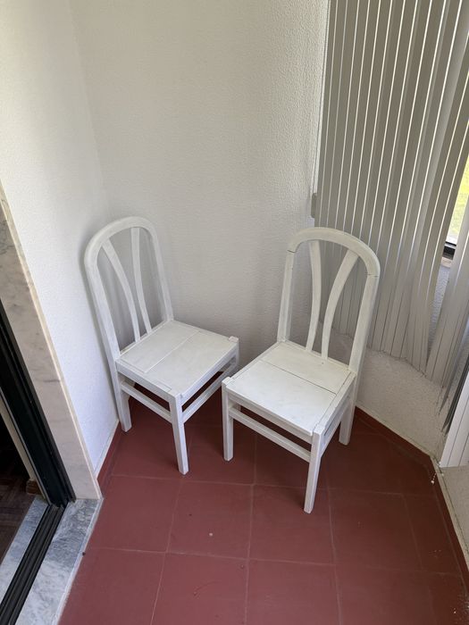 Vendo 2 cadeiras brancas