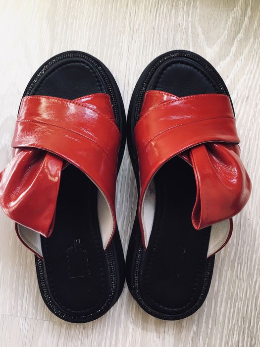 Кожаные лаковые женские шлепки на платформе. Стразы.