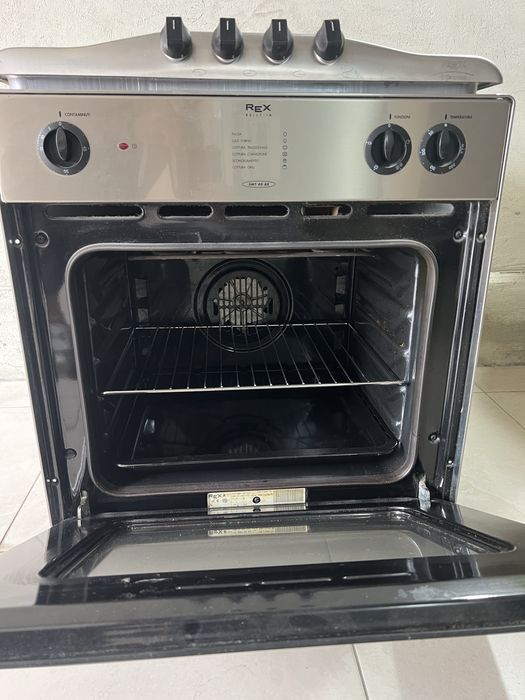 Продам електродуховку та газову варочну поперхню Electrolux