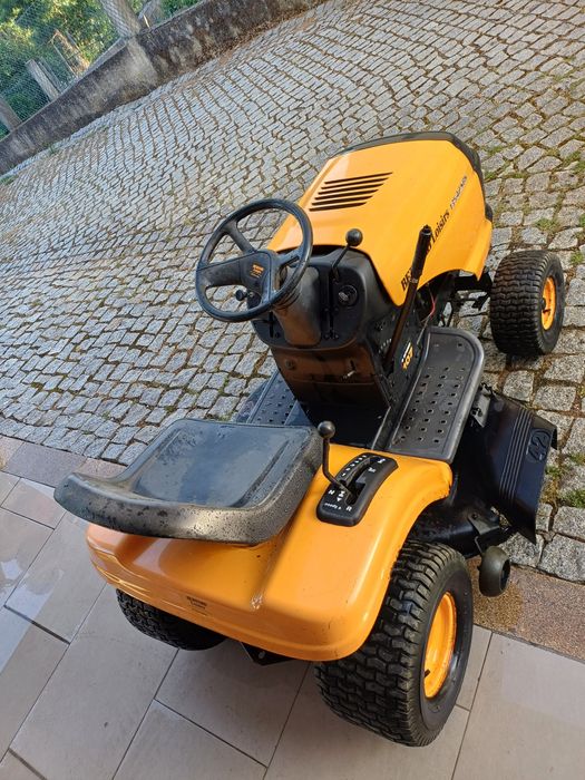 Trator corta relva com 15cv, largura de corte 107 cm