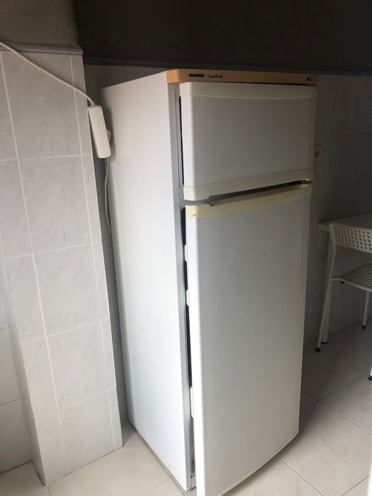 Frigorífico a funcionar em bom estado.