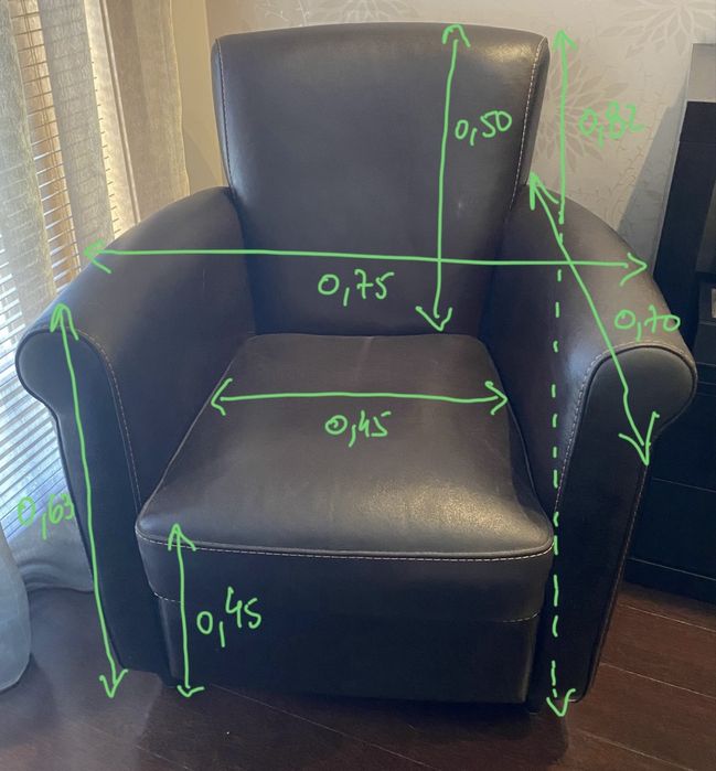 Sofá em pele, na cor castanho e pesponto em bege. Excelente estado