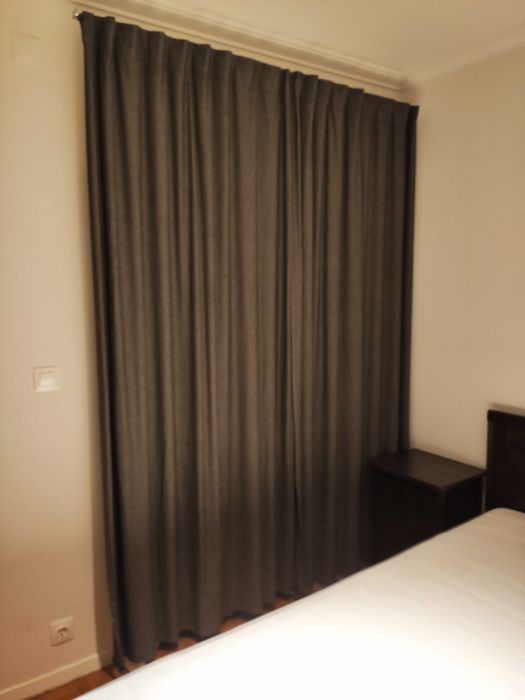 Pack 4 Cortinas IKEA — 2 Opacas Cinza Escuro + 2 Voil Brancas (140x233cm)
