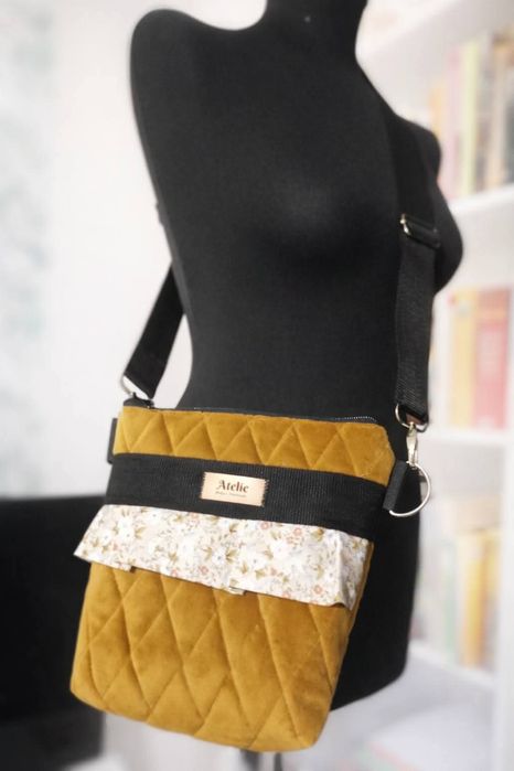 Ręcznie szyta torebka listonoszka – musztardowy welur | Handmade