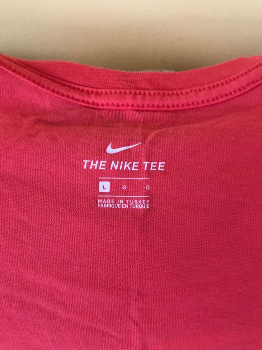 T-shirt damski marki Nike.