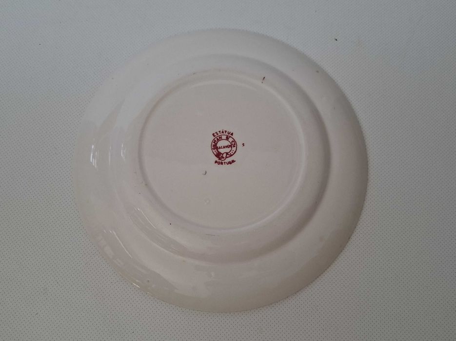 Prato raso Cavalinho vermelho - Loiças de Sacavém, Gilman, Estátua