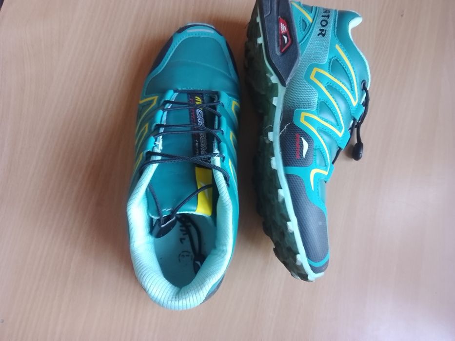 Damskie adidasy treningowe.