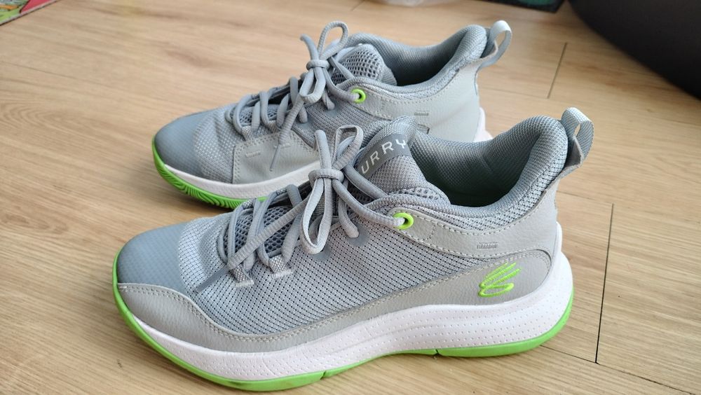 Ténis Under Armour (Curry) 
muito novo 
N 42
Entrego pelas proximidade