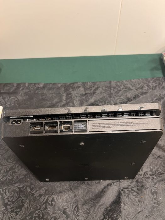 PS4 Slim 1TB preta + 1comandos originais