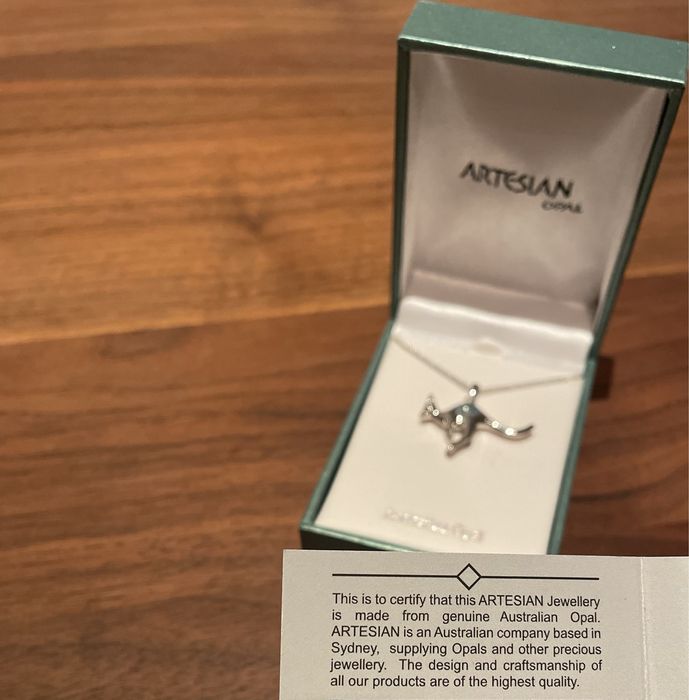 Naszyjnik zawieszka kangur z kamieniem: Australijski opal