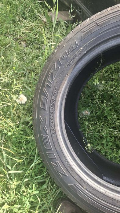 Продам гуму в гарному стані  305/50 r20