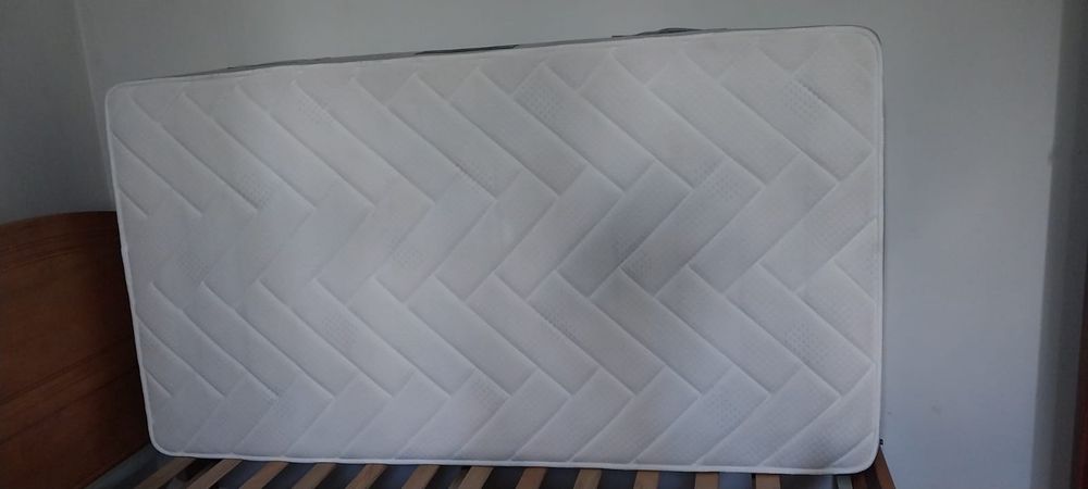 Cama de solteiro com criado mundo