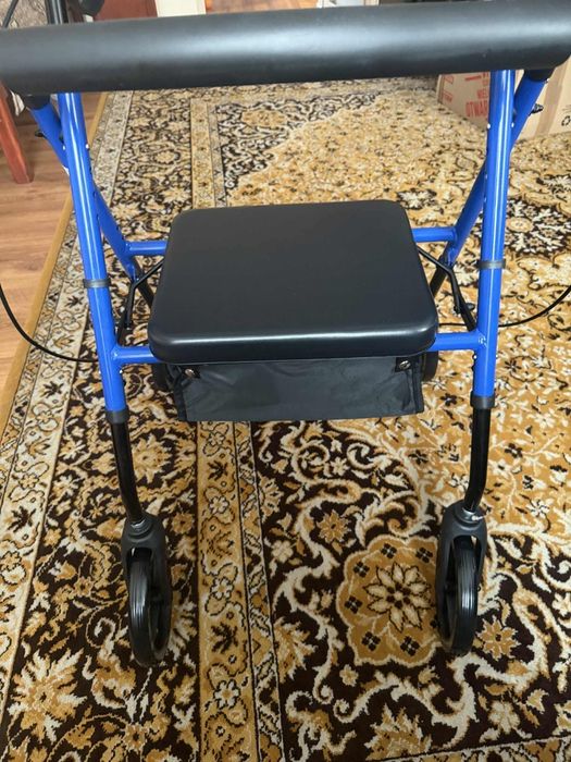 Chodzik rehabilitacyjny z regulowanym siedziskiem
