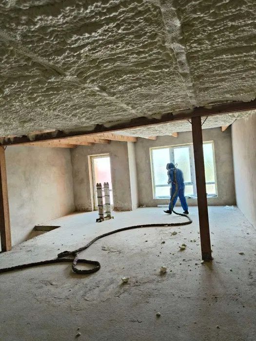Професійне утеплення дах мансарди, стріхи і верхнього поверху пінополіуретаном