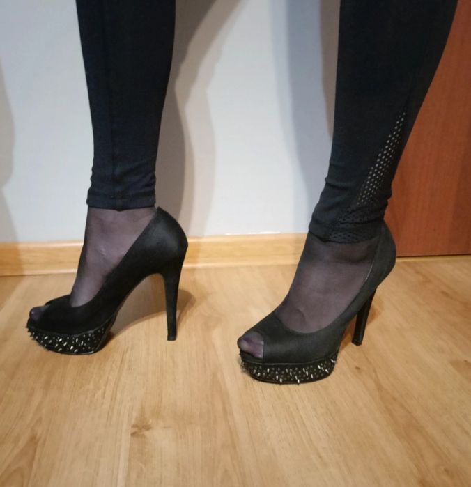 Śliczne zamszowe buty na obcasie i platformie, rozmiar 37,