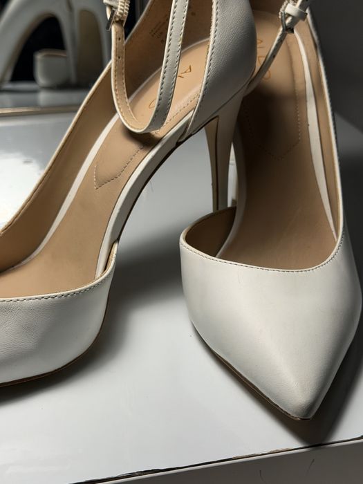 Saltos brancos estilo escarpin da aldo