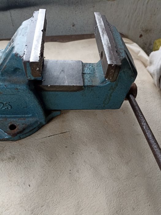 Тиски слесарные производства СССР.