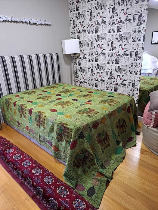 Colcha em patchwork, artesanal, cama de casal.